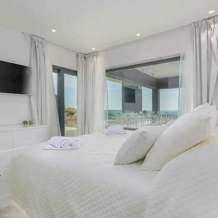 Gabrijela For 10 People Near Novigrad With 66 M2 Heated Pool And Sea View *