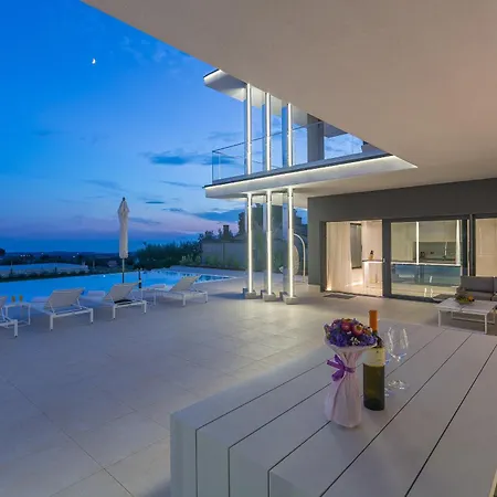 Gabrijela For 10 People Near Novigrad With 66 M2 Heated Pool And Sea View * Kaštelir