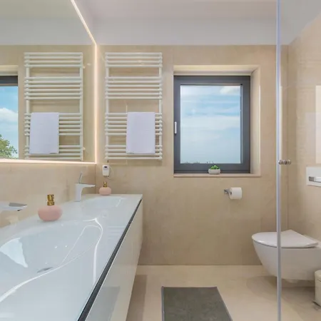Villa Gabrijela For 10 People Near Novigrad With 66 M2 Heated Pool And Sea View