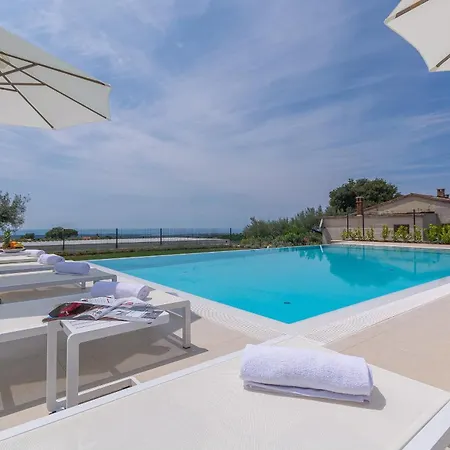 Gabrijela For 10 People Near Novigrad With 66 M2 Heated Pool And Sea View * Kaštelir