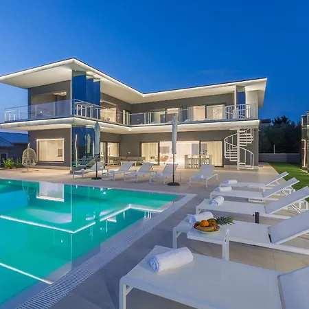 Gabrijela For 10 People Near Novigrad With 66 M2 Heated Pool And Sea View Villa *
