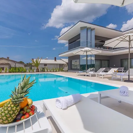 Villa Gabrijela For 10 People Near Novigrad With 66 M2 Heated Pool And Sea View Kaštelir