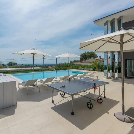 Gabrijela For 10 People Near Novigrad With 66 M2 Heated Pool And Sea View *
