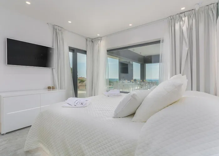 Gabrijela For 10 People Near Novigrad With 66 M2 Heated Pool And Sea View *