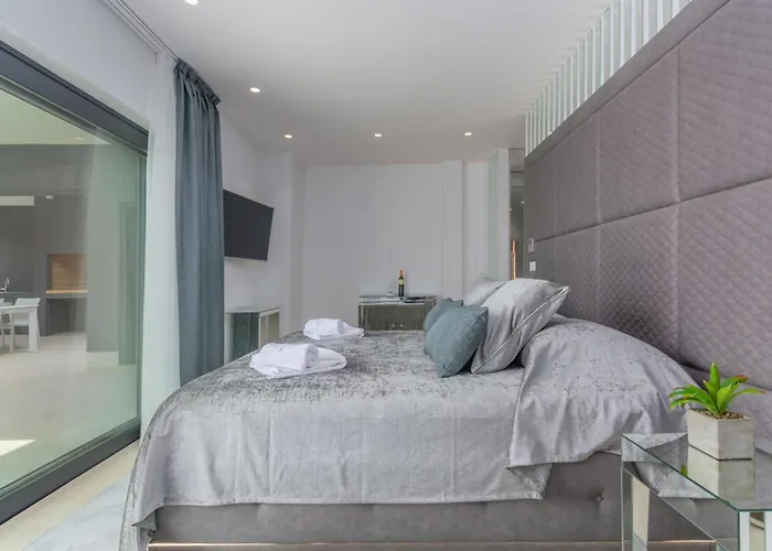 Gabrijela For 10 People Near Novigrad With 66 M2 Heated Pool And Sea View Villa *