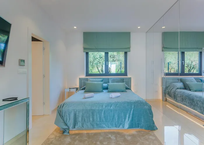 Gabrijela For 10 People Near Novigrad With 66 M2 Heated Pool And Sea View Kaštelir