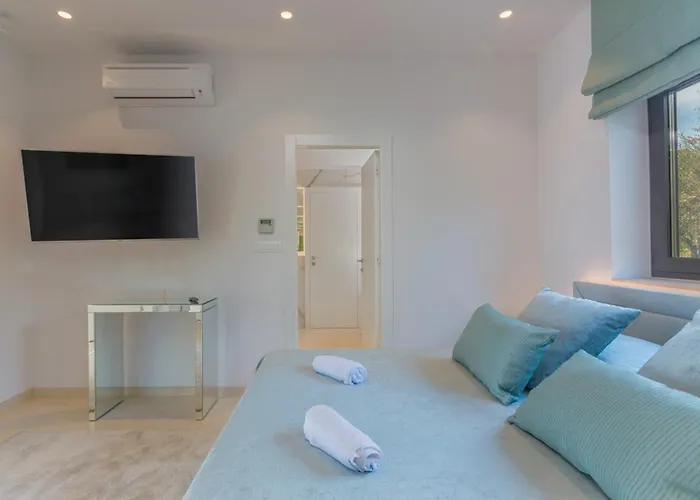 Gabrijela For 10 People Near Novigrad With 66 M2 Heated Pool And Sea View