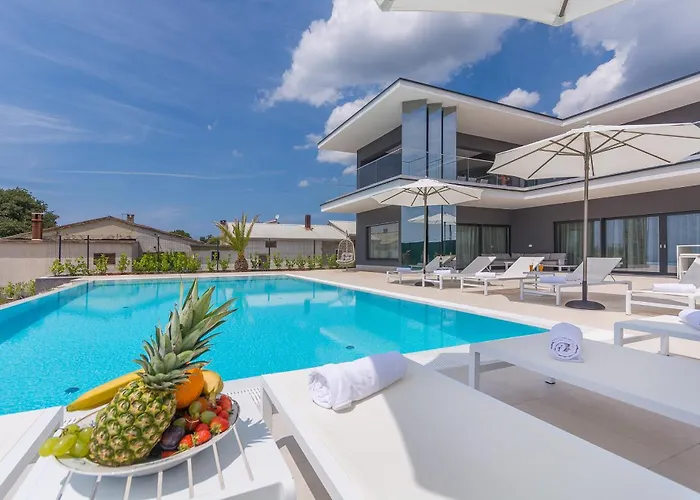 Villa Gabrijela For 10 People Near Novigrad With 66 M2 Heated Pool And Sea View Kaštelir